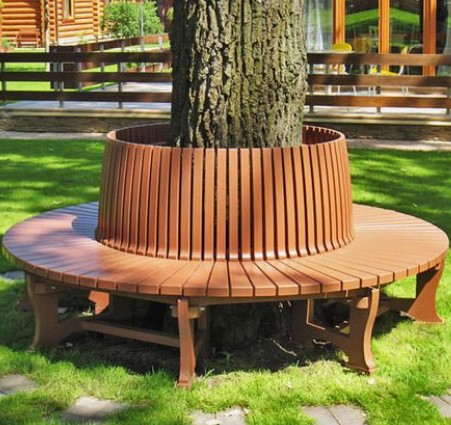 Nicho com banco circular no entorno da árvore